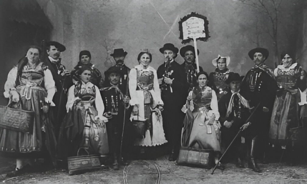 Volkstrachtengruppe aus dem Isarmoos bei Dingolfing, welche am historischen Festzug anlässlich des 100-jährigen Jubiläums-Oktoberfestes in München 1910 teilnahm.