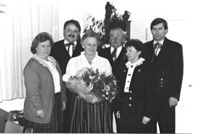 Vorstandschaft mit Fahnenmutter beim 25-jährigen Gründungsfest 1978